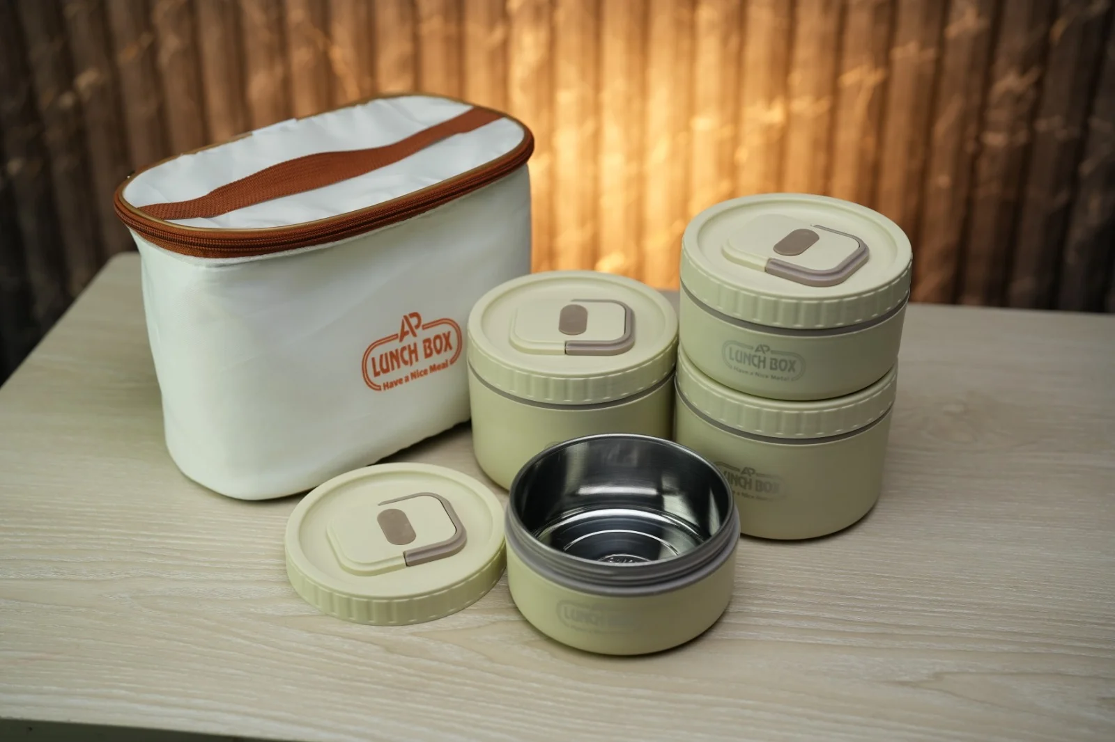 4 pot lunch box with heat protection